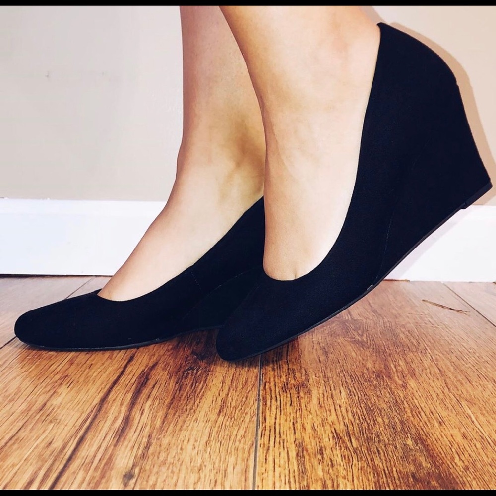 Black round toe wedge pumps